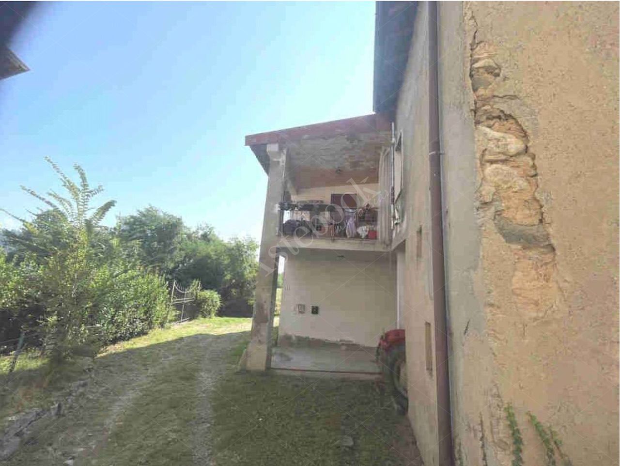Porzione di fabbricato rurale di 92 mq con box singolo in Missaglia