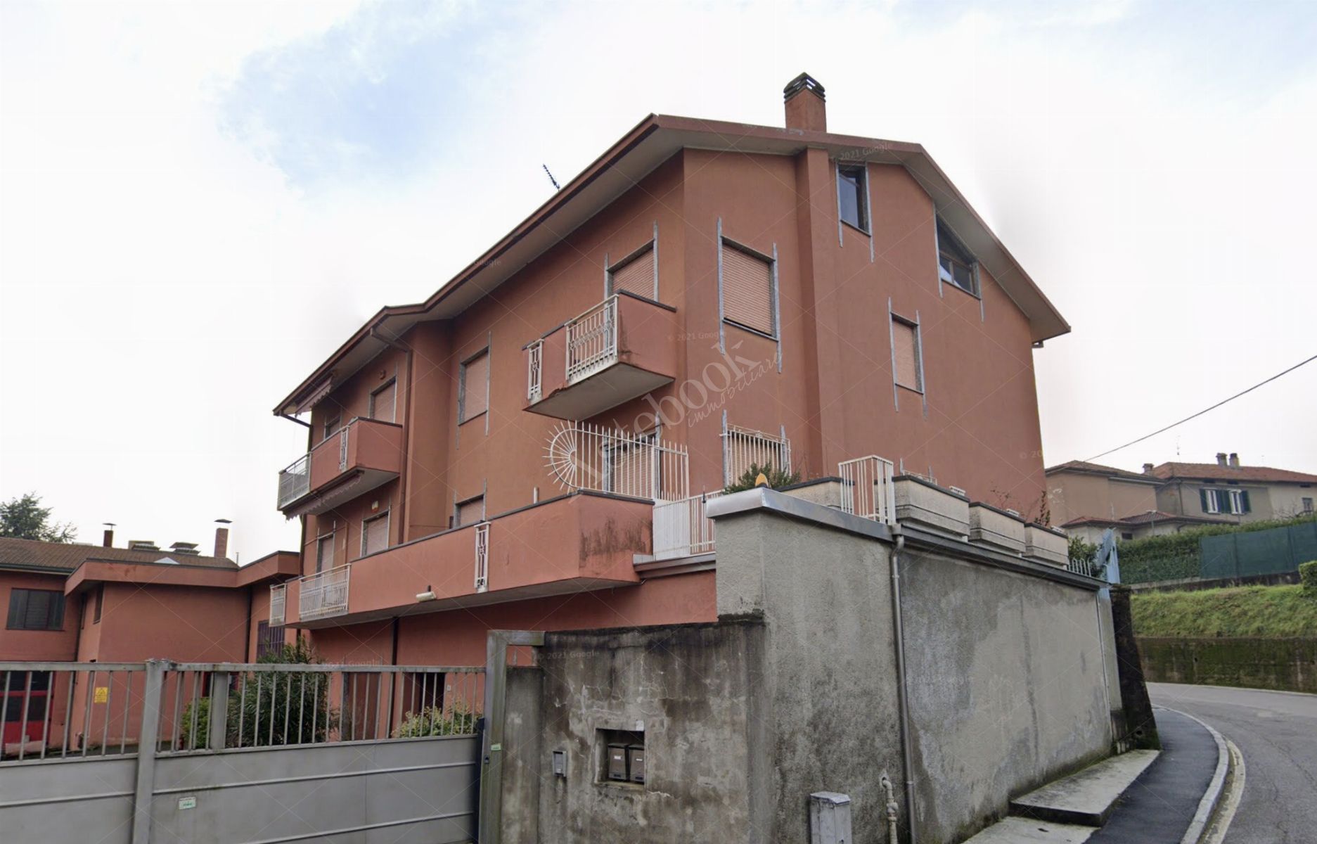 appartamento in Casatenovo, via San Carlo Borromeo n. 9, frazione Valaperta, della sup.comm. di 242,43 mq posto al piano secondo, composto da: soggiorno, servizio igienico con w.c., bagno, 3 camere da letto,  tinello comunicante con  cucina e disimpegno giorno, tre balconi. Al piano terreno autorimessa di circa m. 3,60 dotata di wc, vano ove si trova l’impianto di riscaldamento , cantina/locale di sgombero; nonché spazio in sottotetto, con servizio igienico.