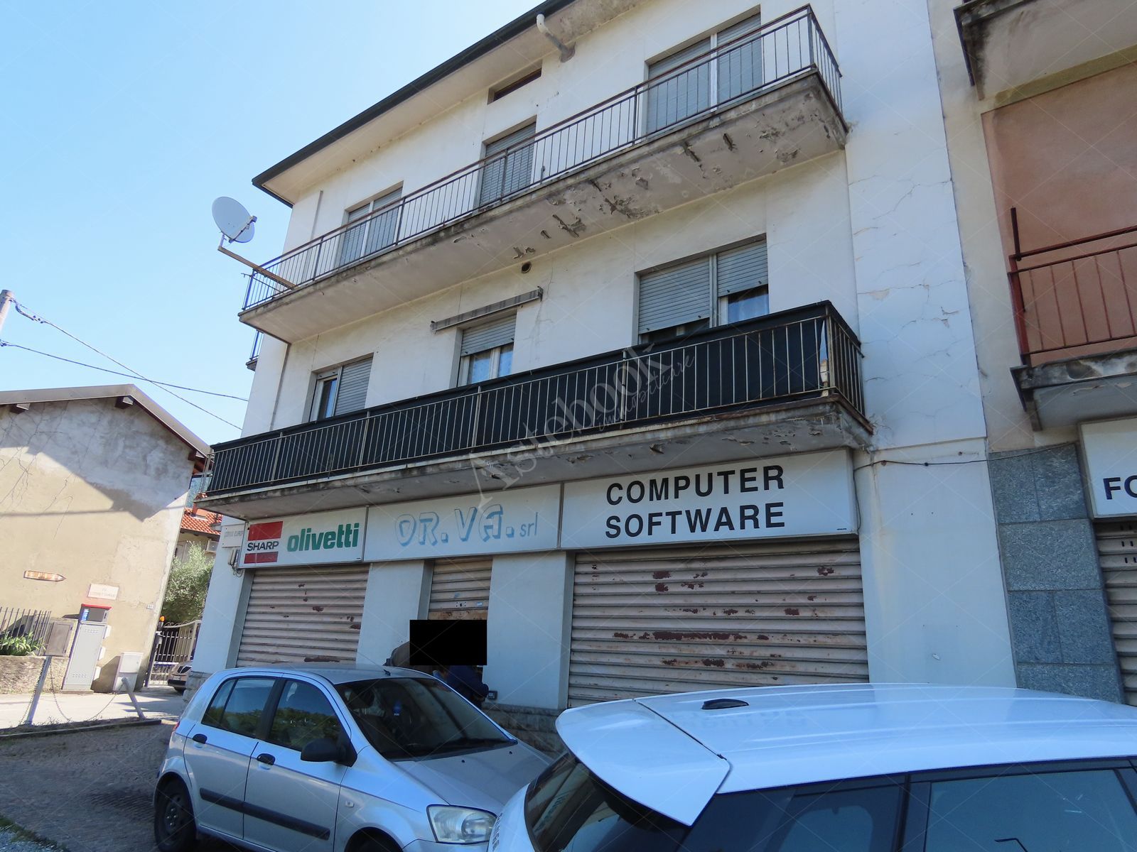 Compendio immobiliare cielo-terra composto da due corpi di fabbrica con appartamenti e negozi in Calolziocorte