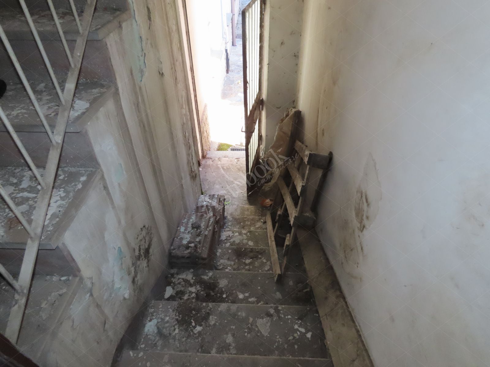 Compendio immobiliare cielo-terra composto da due corpi di fabbrica con appartamenti e negozi in Calolziocorte