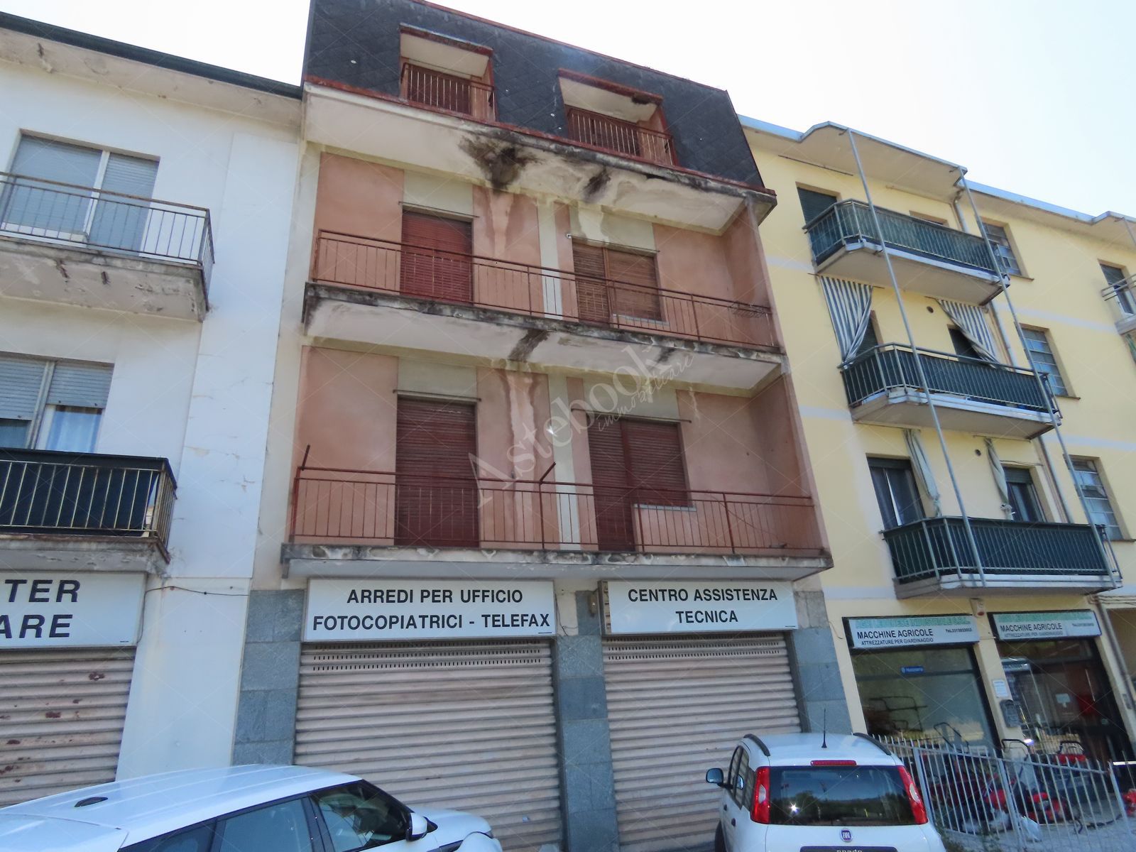 Compendio immobiliare cielo-terra composto da due corpi di fabbrica con appartamenti e negozi in Calolziocorte