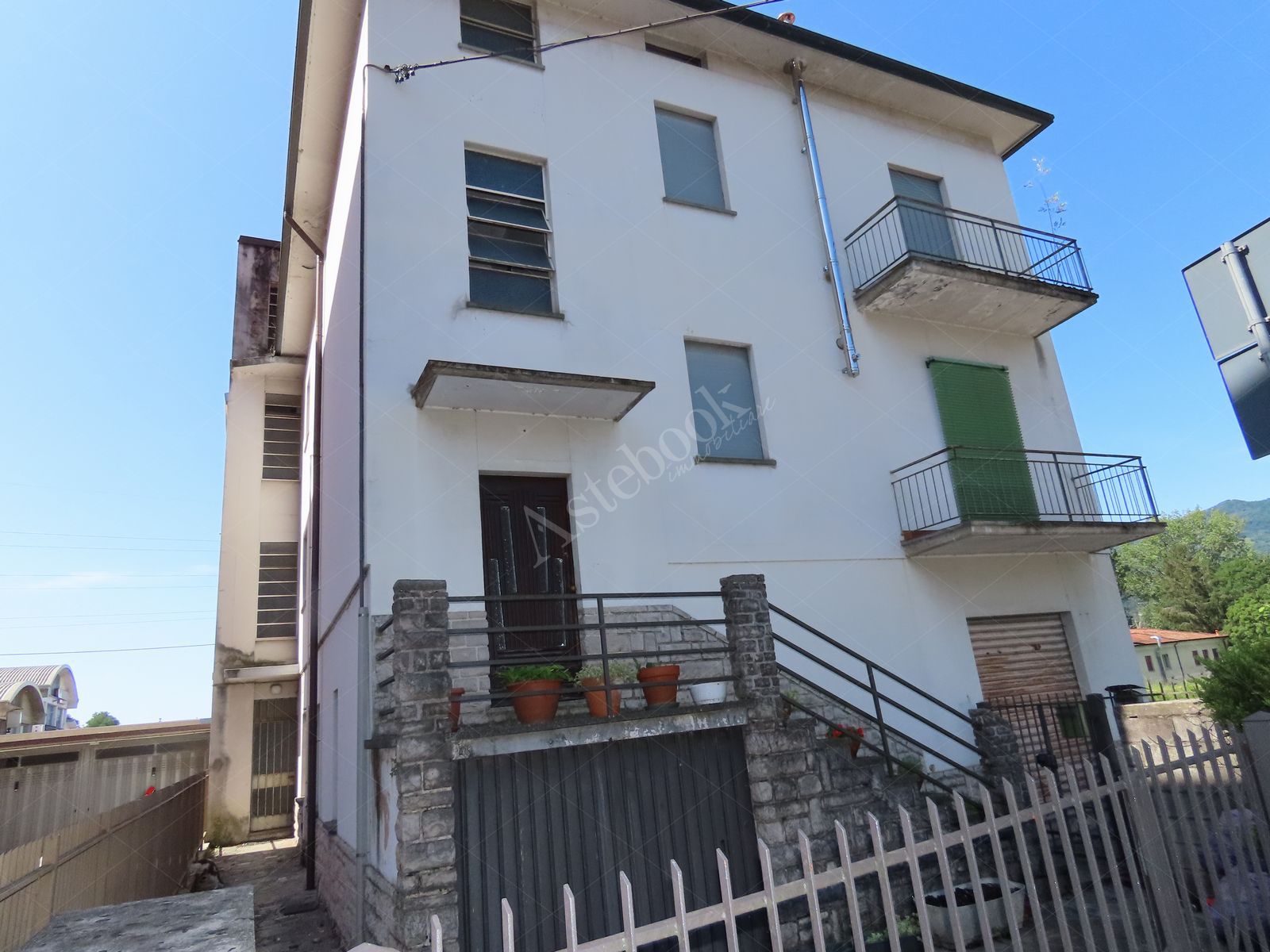 Compendio immobiliare cielo-terra composto da due corpi di fabbrica con appartamenti e negozi in Calolziocorte