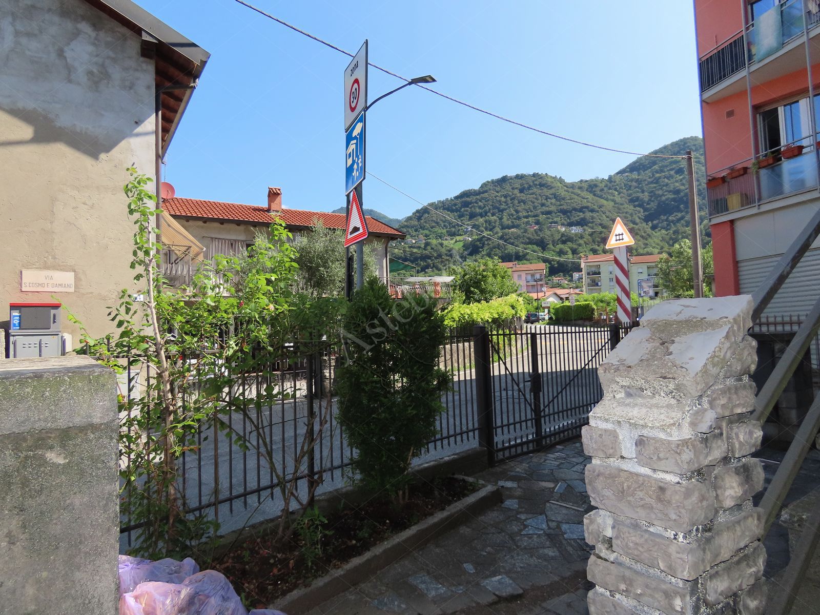 Compendio immobiliare cielo-terra composto da due corpi di fabbrica con appartamenti e negozi in Calolziocorte