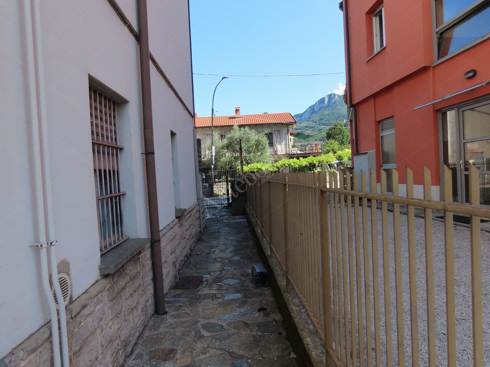 Compendio immobiliare cielo-terra composto da due corpi di fabbrica con appartamenti e negozi in Calolziocorte