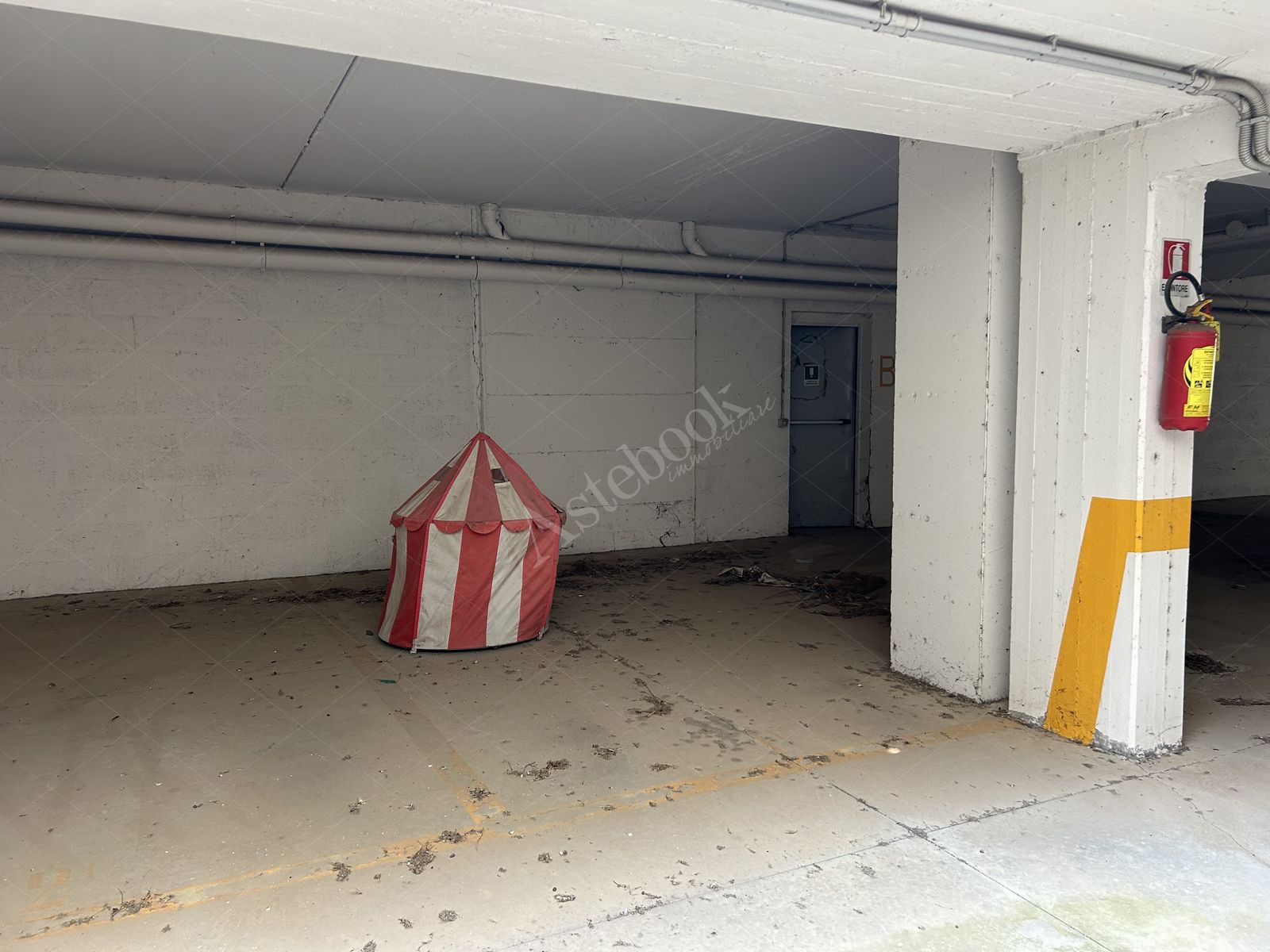 Appartamento al primo piano della scala C con cantina e posto auto in Roma