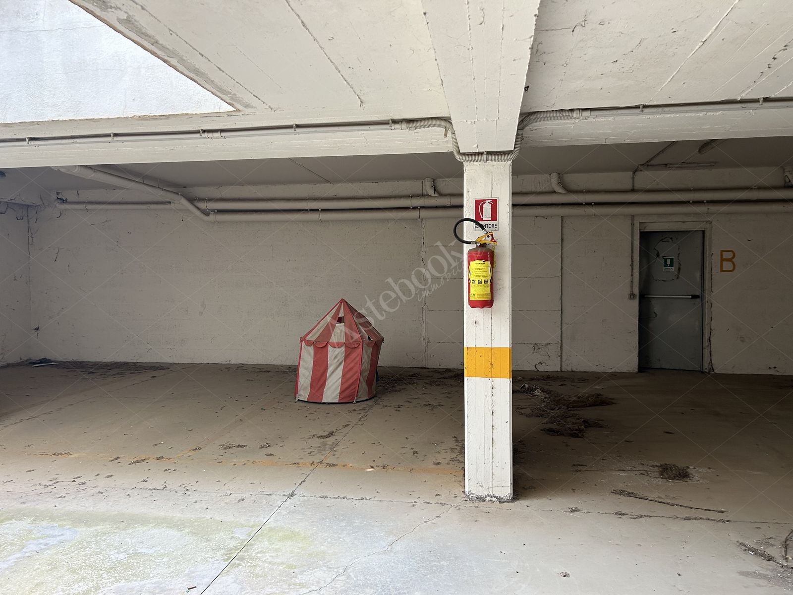 Appartamento al primo piano della scala C con cantina e posto auto in Roma