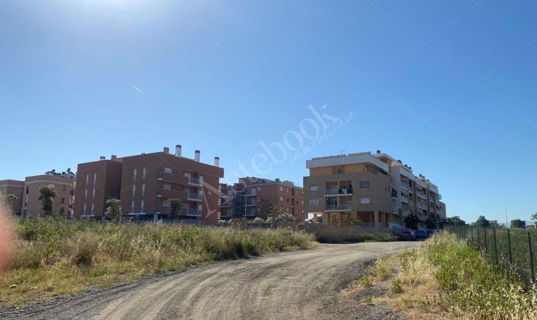 Appartamento al primo piano della scala C con cantina e posto auto in Roma