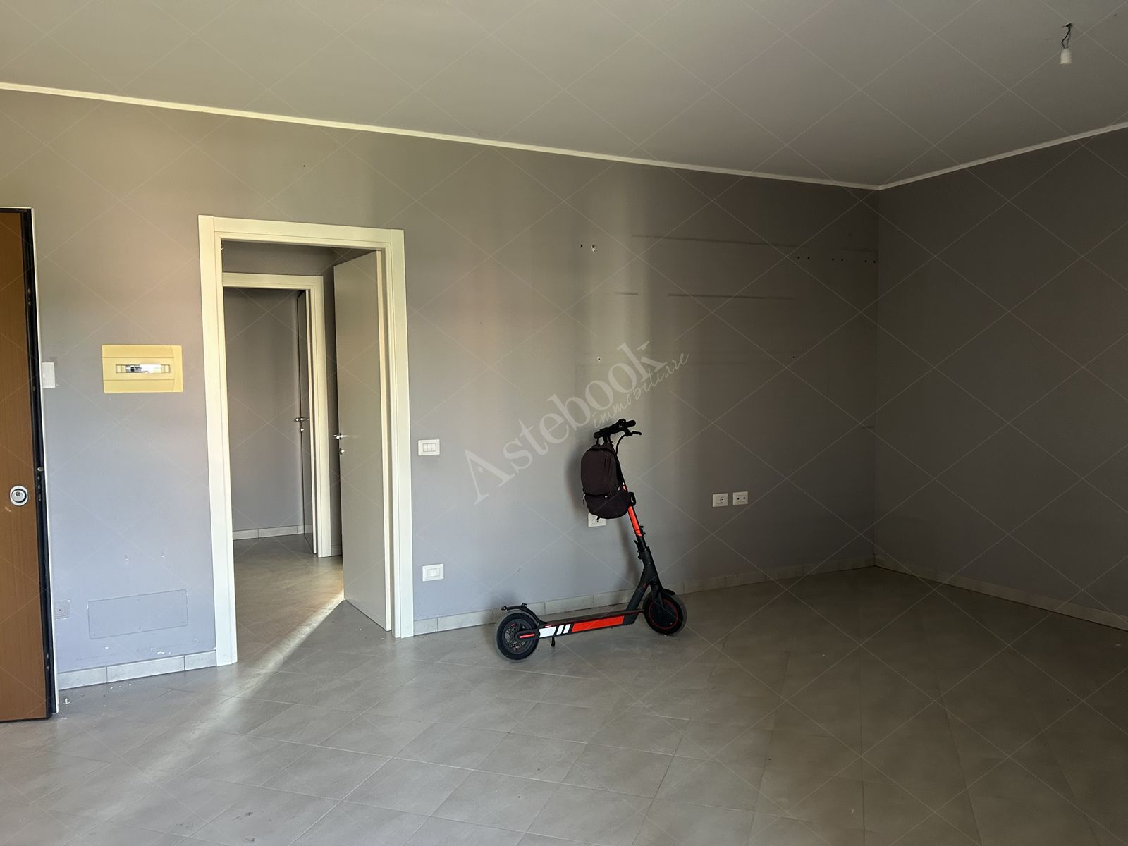 Appartamento al primo piano della scala C con cantina e posto auto in Roma