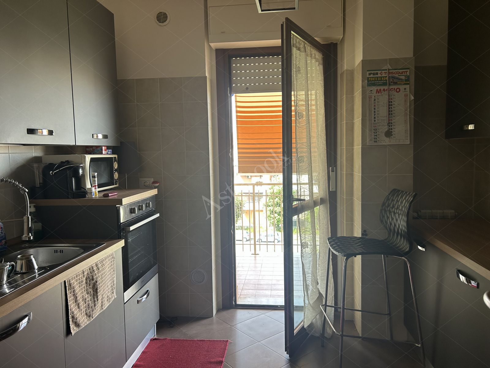 Appartamento al terzo piano della scala A con cantina e posto auto in Roma