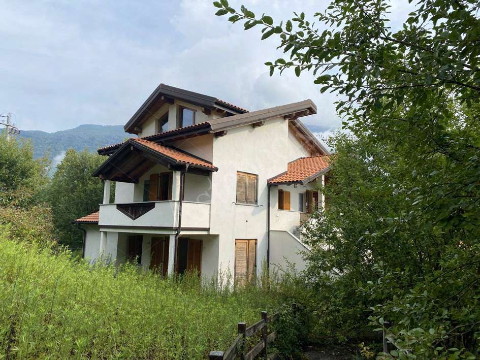 COMPLESSO RESIDENZIALE DI 498 MQ CON TERRENO EDIFICABILE DI 1100 MQ A PARLASCO