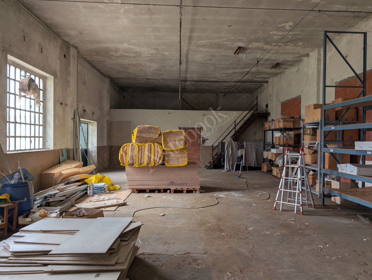 Complesso industriale con appartamento in Lurate Caccivio