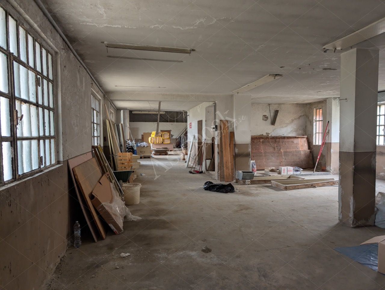 Complesso industriale con appartamento in Lurate Caccivio