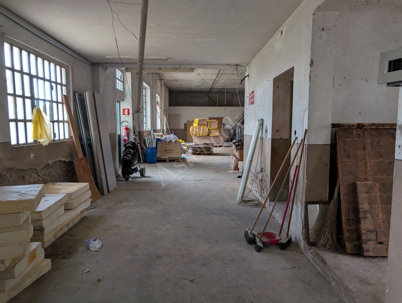 Complesso industriale con appartamento in Lurate Caccivio