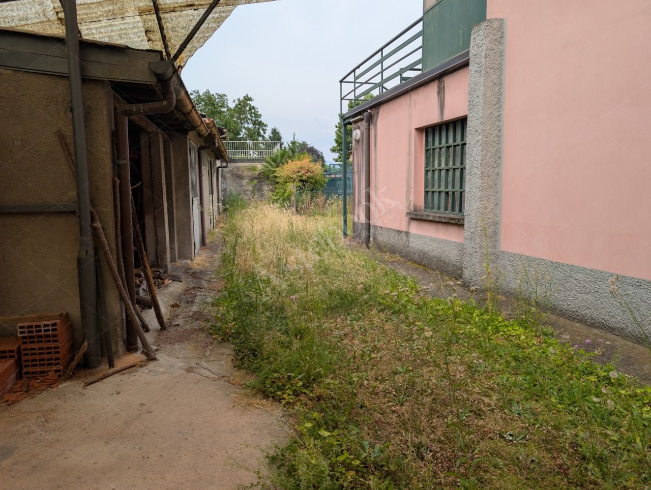 Complesso industriale con appartamento in Lurate Caccivio