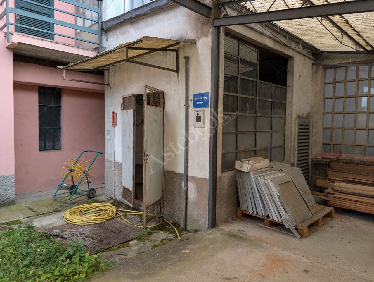 Complesso industriale con appartamento in Lurate Caccivio