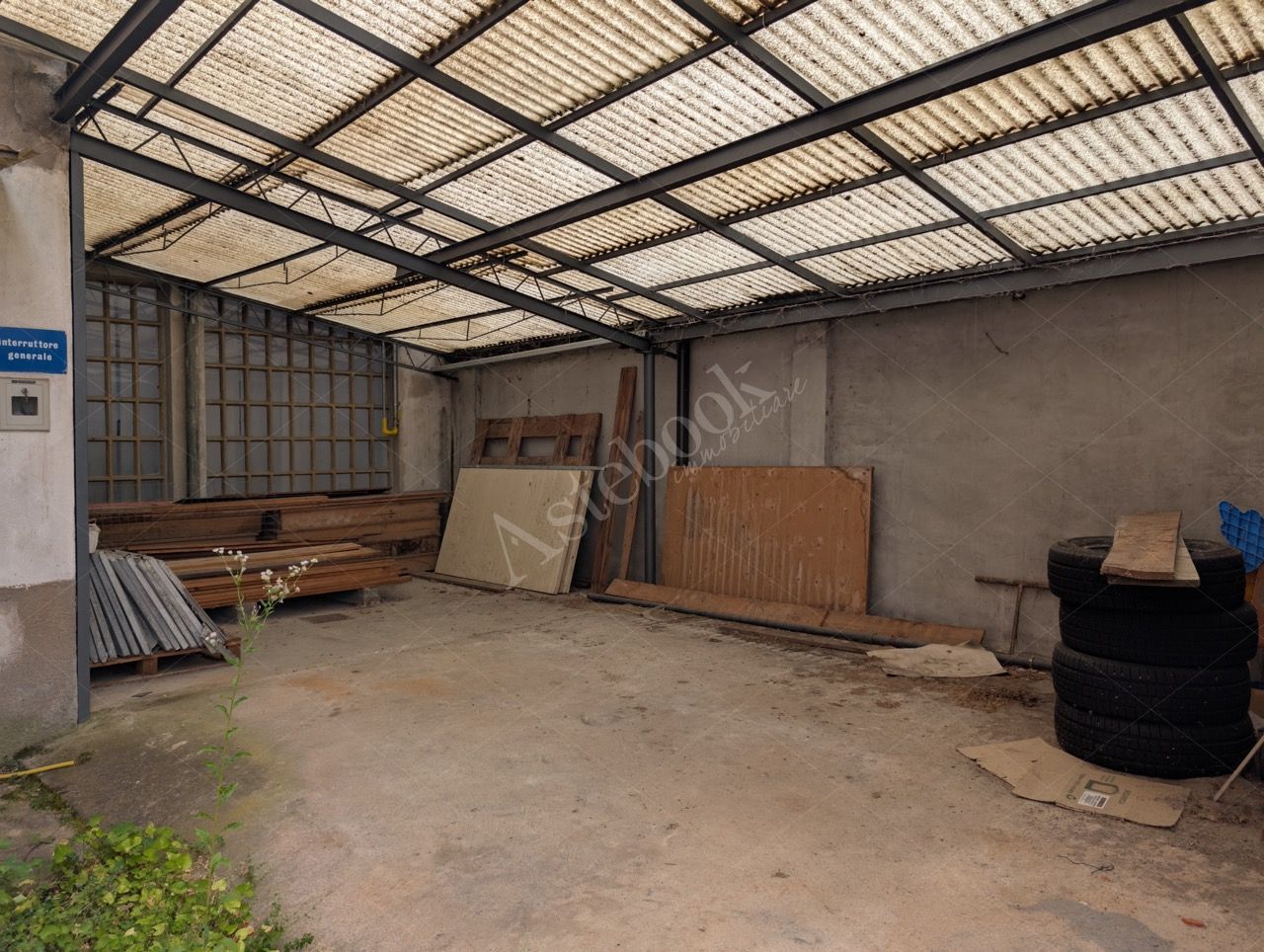 Complesso industriale con appartamento in Lurate Caccivio