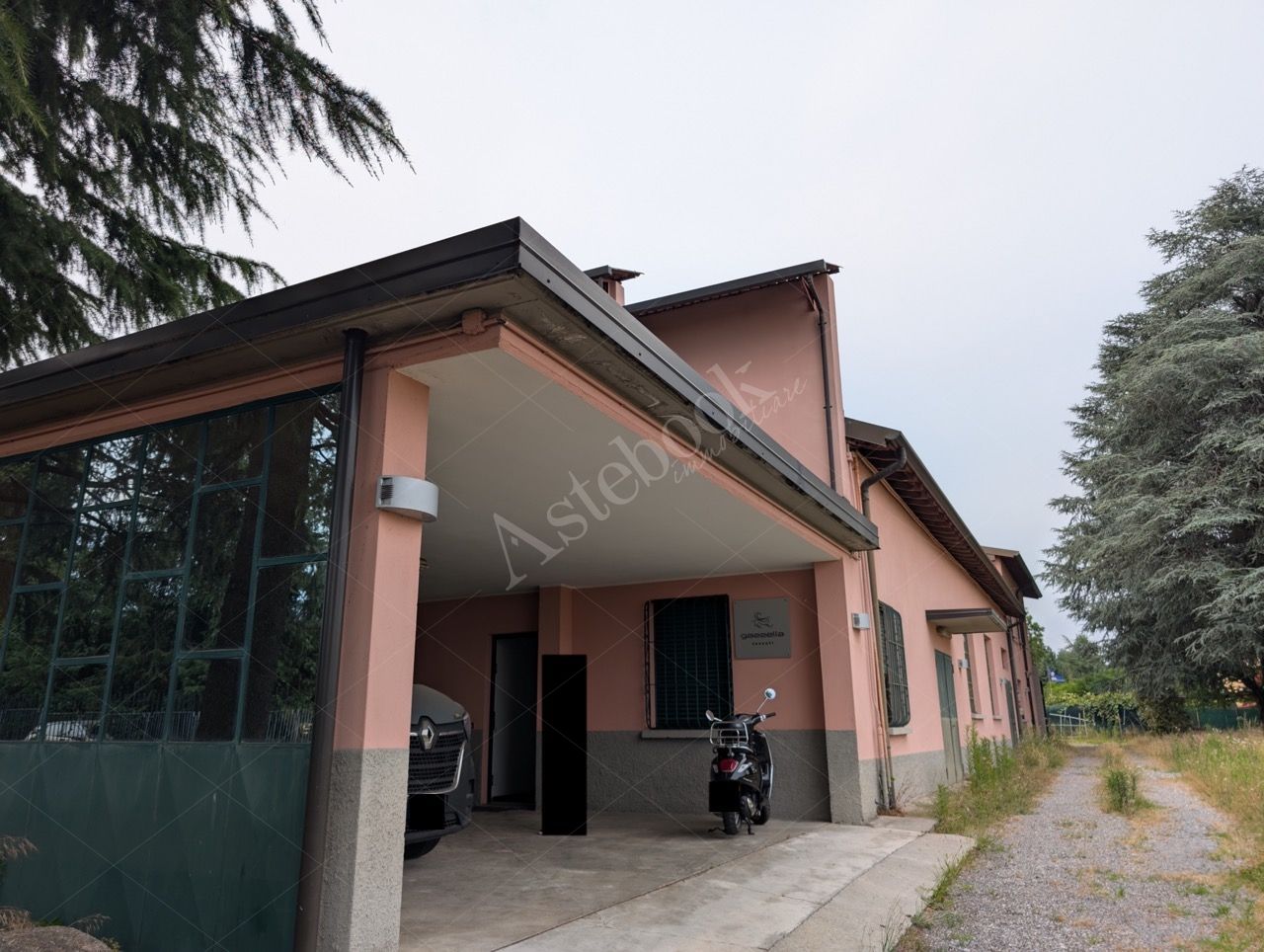 Complesso industriale con appartamento in Lurate Caccivio