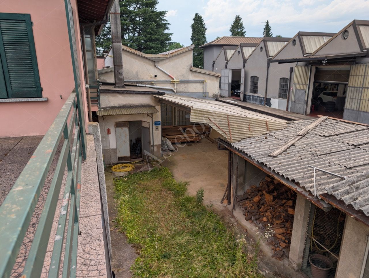 Complesso industriale con appartamento in Lurate Caccivio