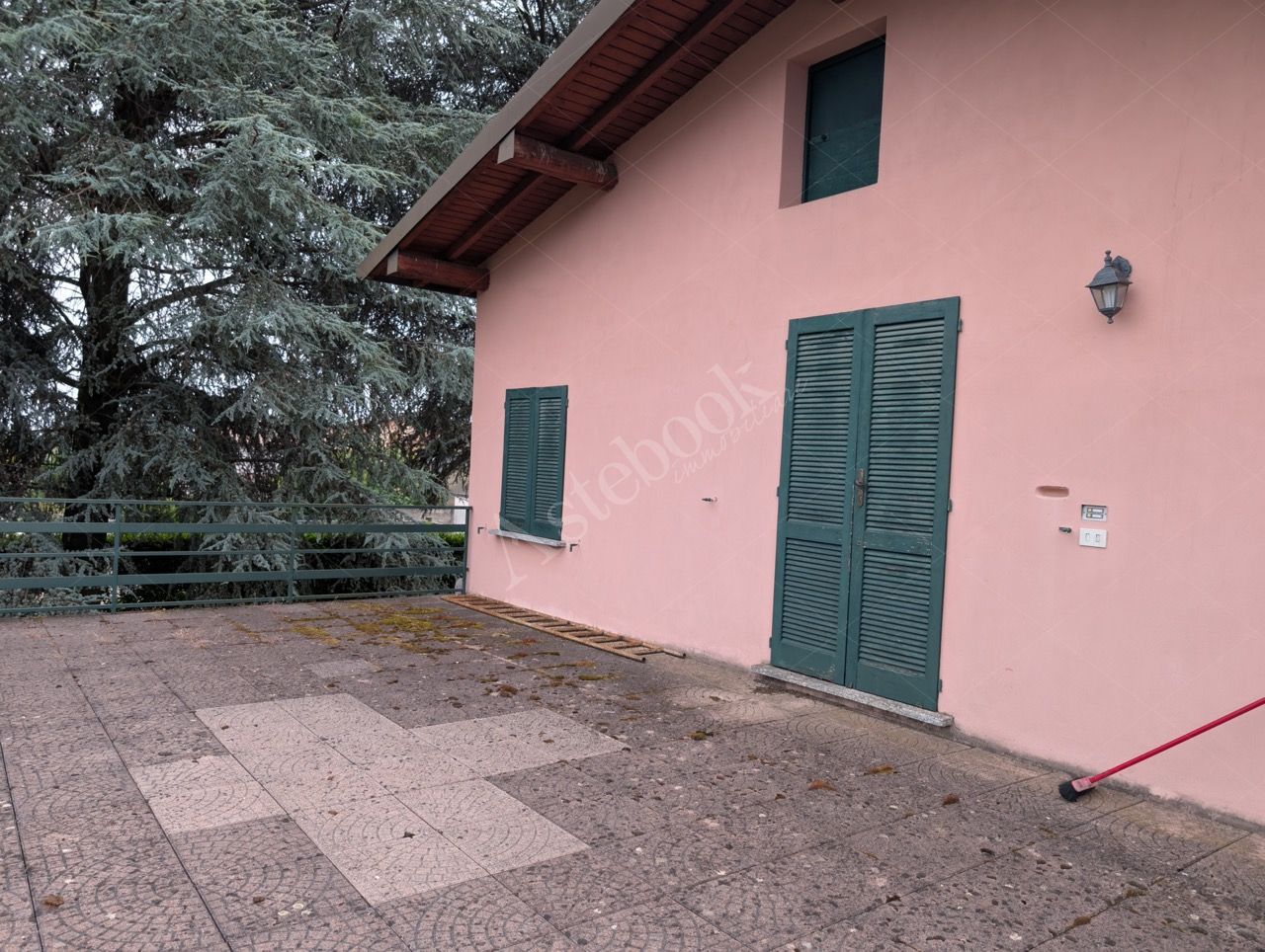 Complesso industriale con appartamento in Lurate Caccivio