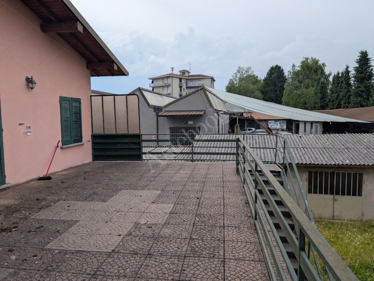 Complesso industriale con appartamento in Lurate Caccivio