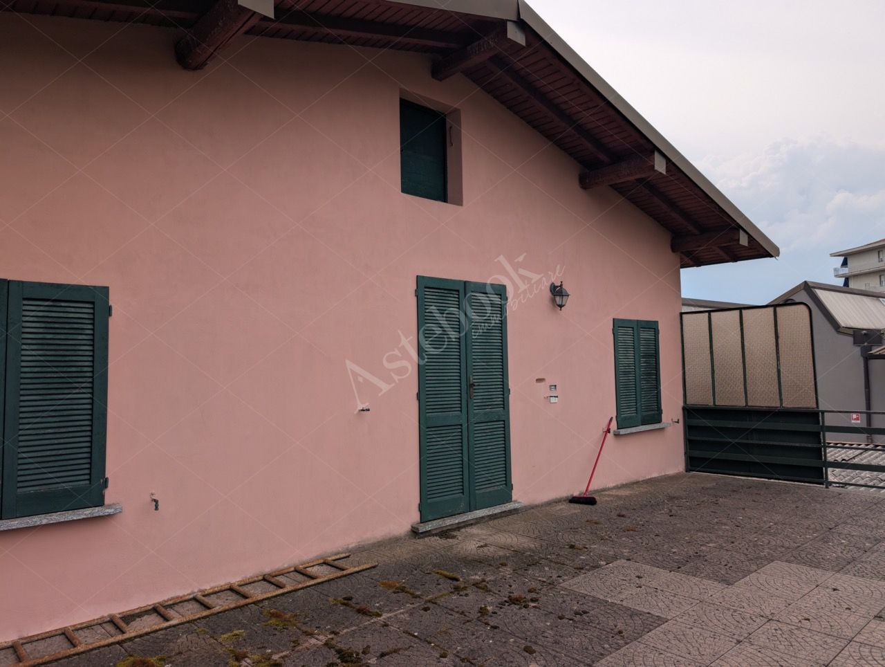 Complesso industriale con appartamento in Lurate Caccivio