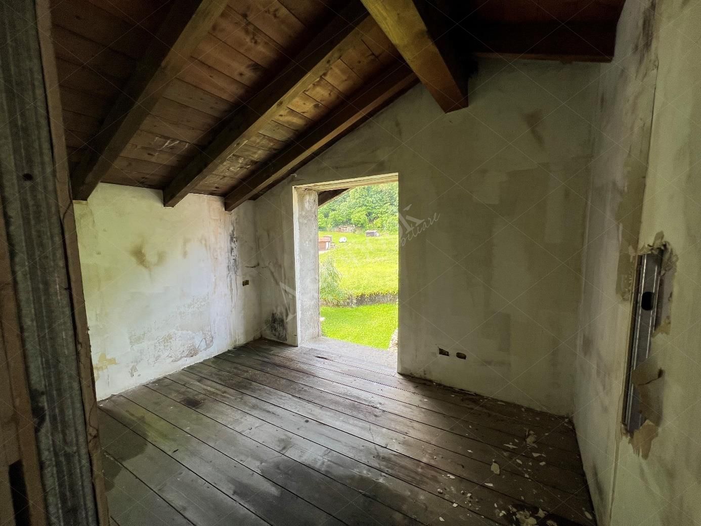 Complesso residenziale al rustico di 242 mq composto da quattro appartamenti e villetta a schiera laterale in Cortenova