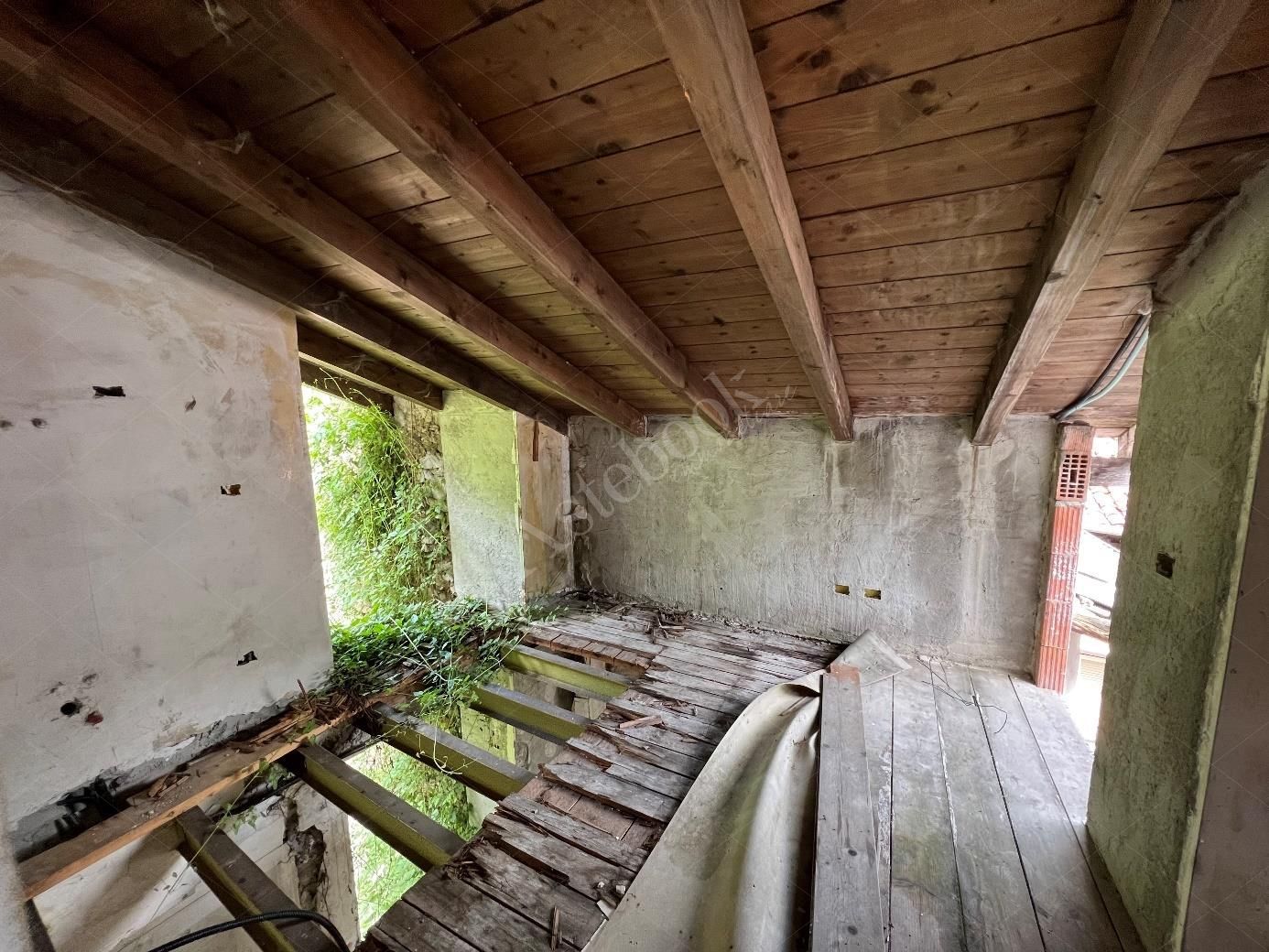 Complesso residenziale al rustico di 242 mq composto da quattro appartamenti e villetta a schiera laterale in Cortenova