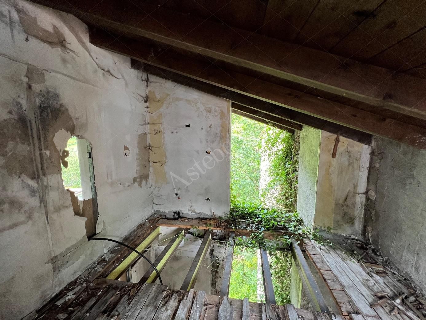 Complesso residenziale al rustico di 242 mq composto da quattro appartamenti e villetta a schiera laterale in Cortenova