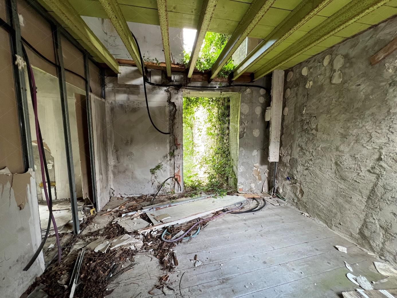 Complesso residenziale al rustico di 242 mq composto da quattro appartamenti e villetta a schiera laterale in Cortenova