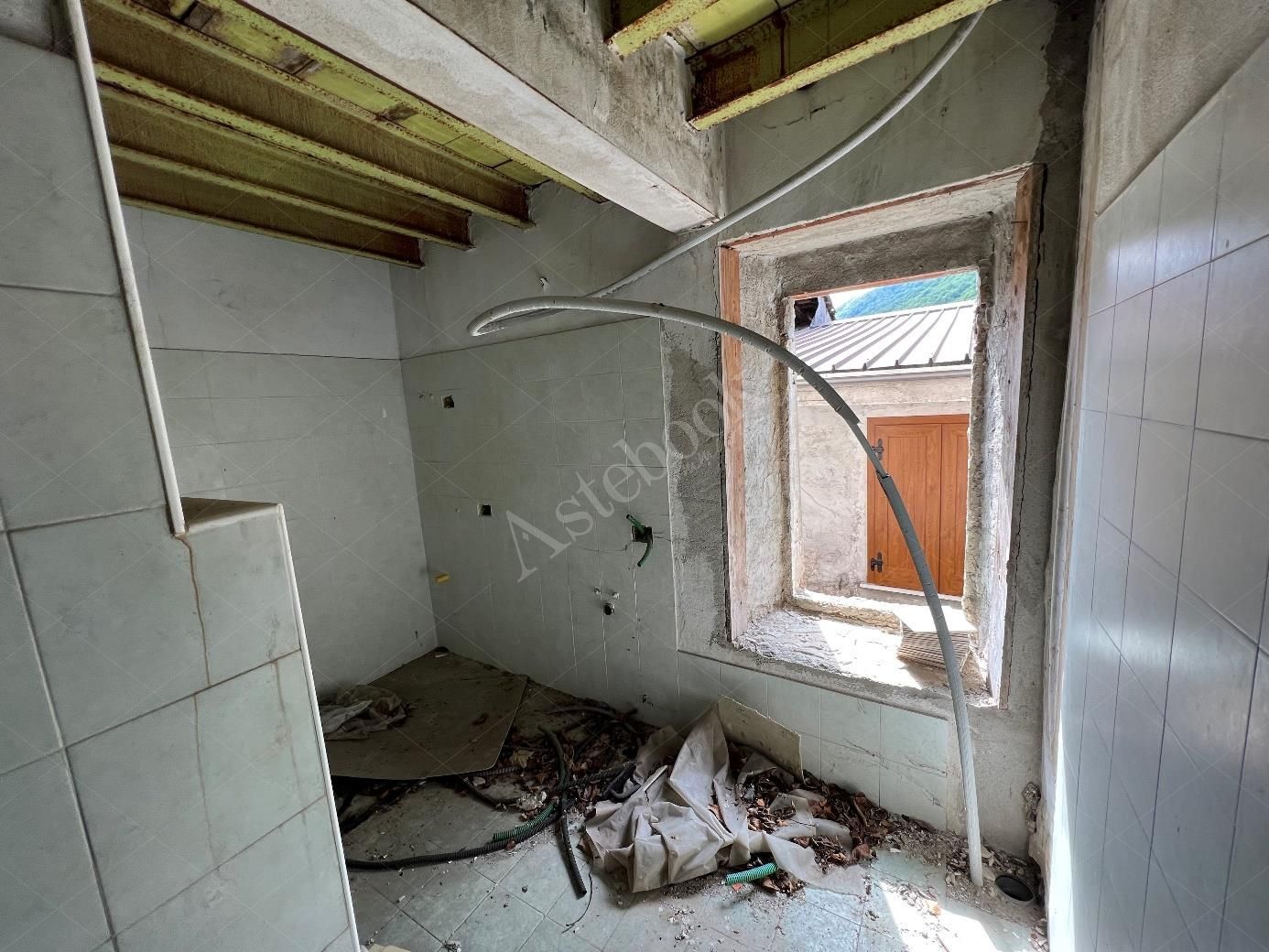 Complesso residenziale al rustico di 242 mq composto da quattro appartamenti e villetta a schiera laterale in Cortenova