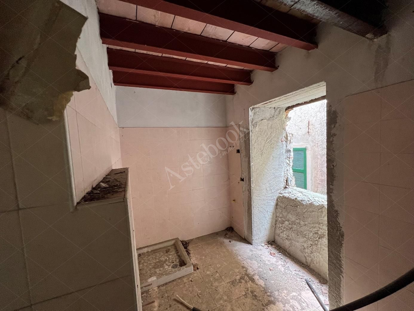 Complesso residenziale al rustico di 242 mq composto da quattro appartamenti e villetta a schiera laterale in Cortenova