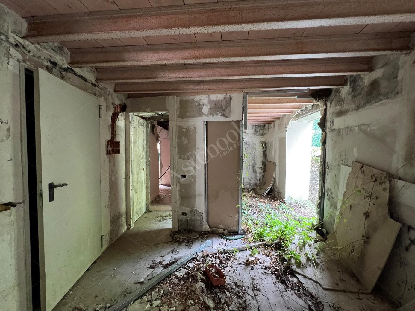 Complesso residenziale al rustico di 242 mq composto da quattro appartamenti e villetta a schiera laterale in Cortenova