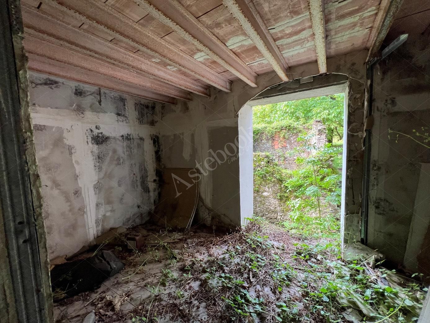 Complesso residenziale al rustico di 242 mq composto da quattro appartamenti e villetta a schiera laterale in Cortenova