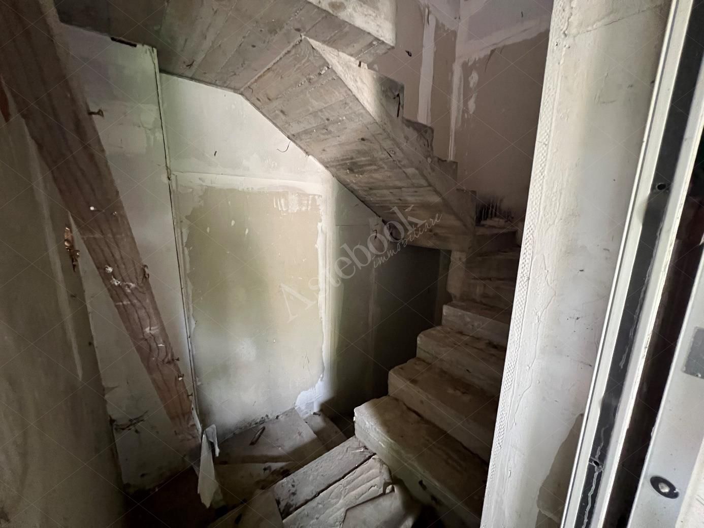 Complesso residenziale al rustico di 242 mq composto da quattro appartamenti e villetta a schiera laterale in Cortenova