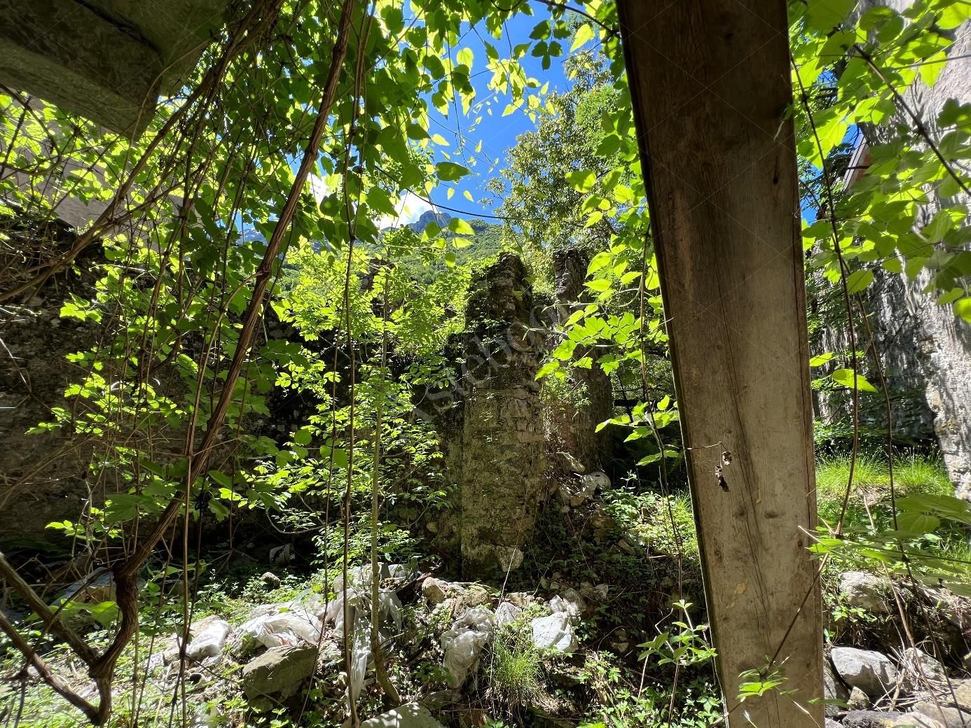 Complesso residenziale al rustico di 242 mq composto da quattro appartamenti e villetta a schiera laterale in Cortenova