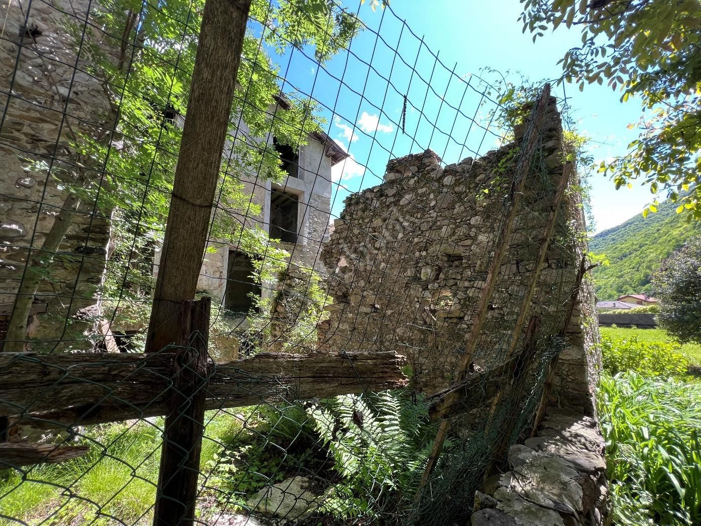 Complesso residenziale al rustico di 242 mq composto da quattro appartamenti e villetta a schiera laterale in Cortenova