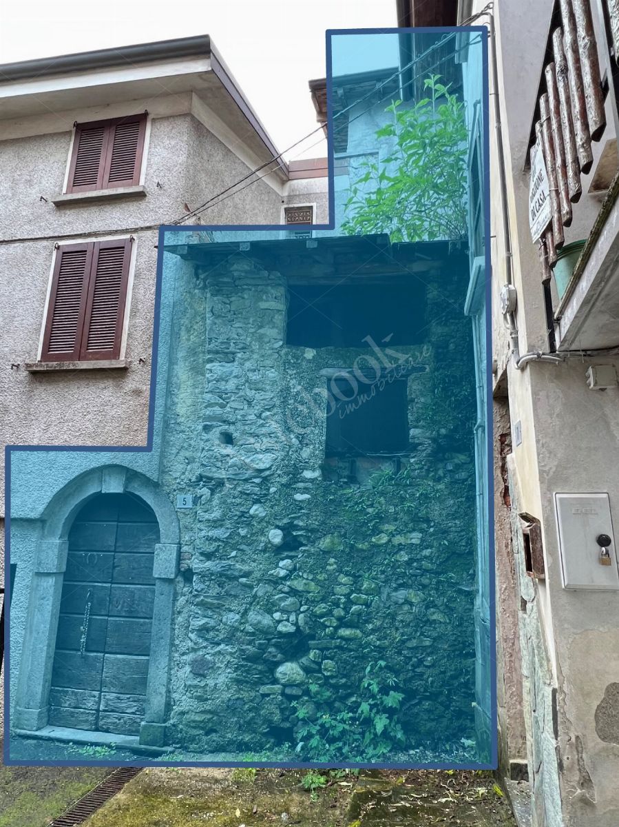 Complesso residenziale al rustico di 242 mq composto da quattro appartamenti e villetta a schiera laterale in Cortenova