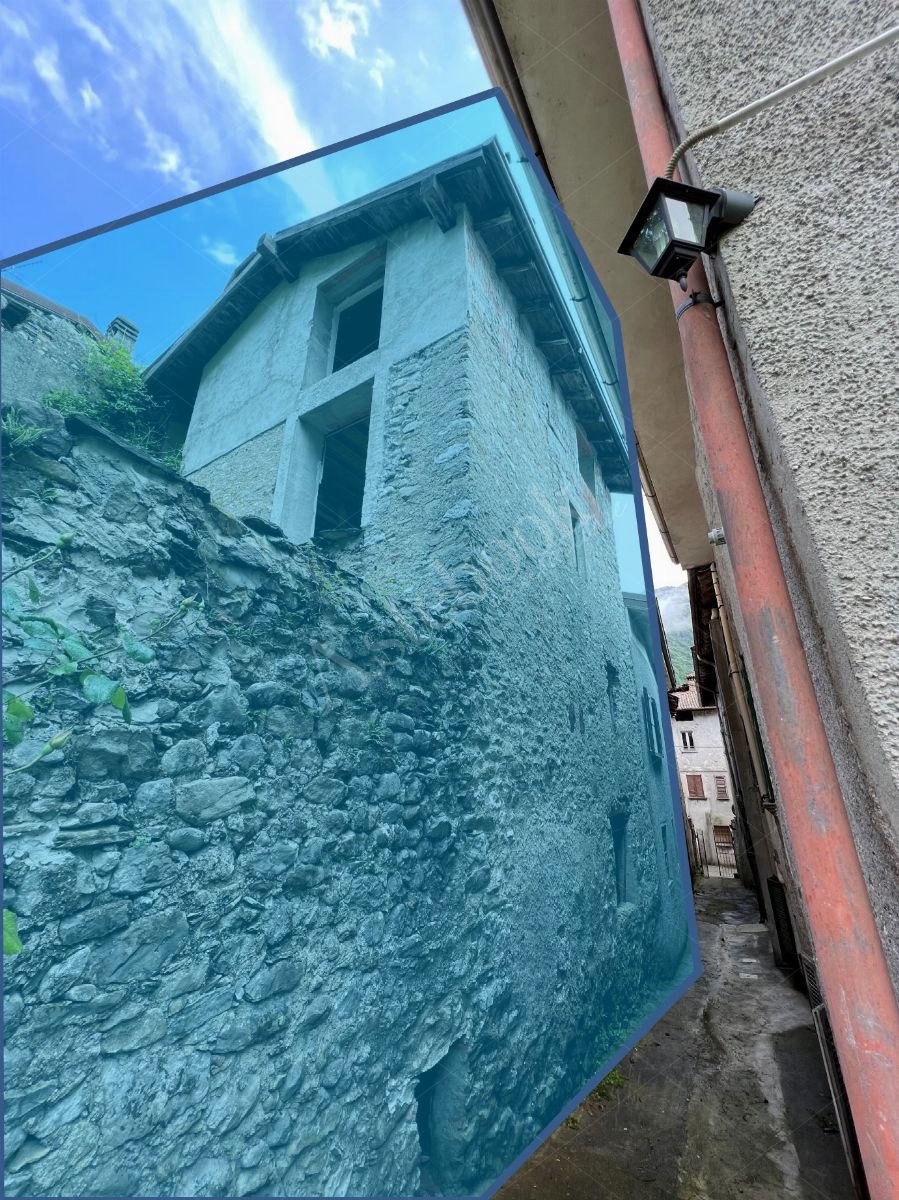 Complesso residenziale al rustico di 242 mq composto da quattro appartamenti e villetta a schiera laterale in Cortenova