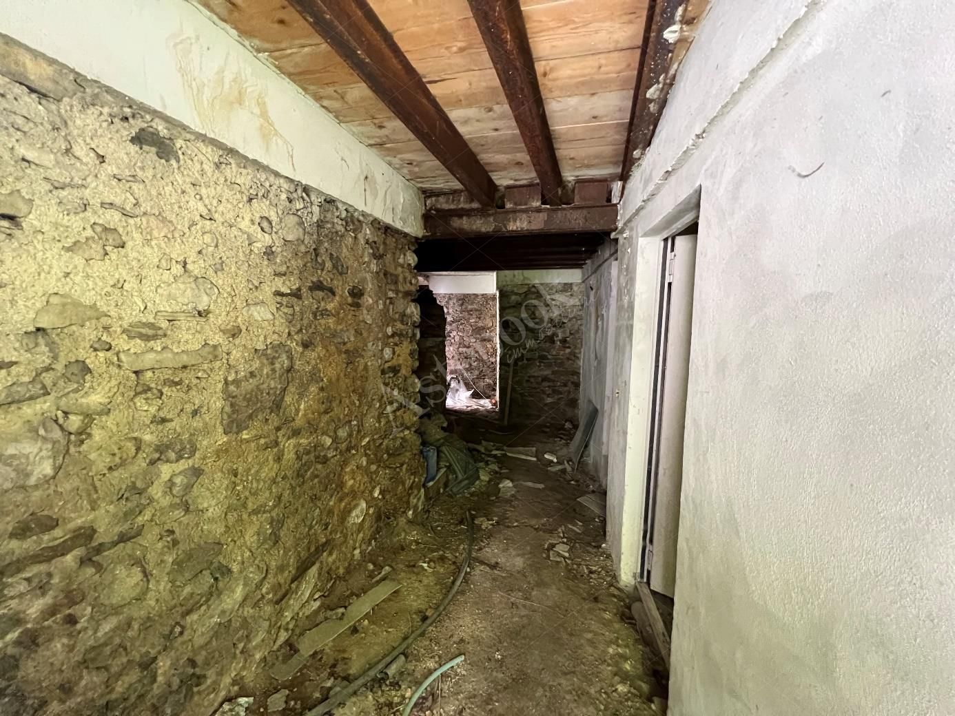 Complesso residenziale al rustico di 242 mq composto da quattro appartamenti e villetta a schiera laterale in Cortenova