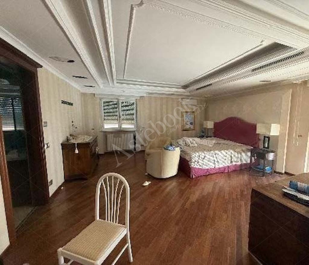 Prestigioso attico di 669 mq con centro benessere, terrazzo e ampia autorimessa in Foggia