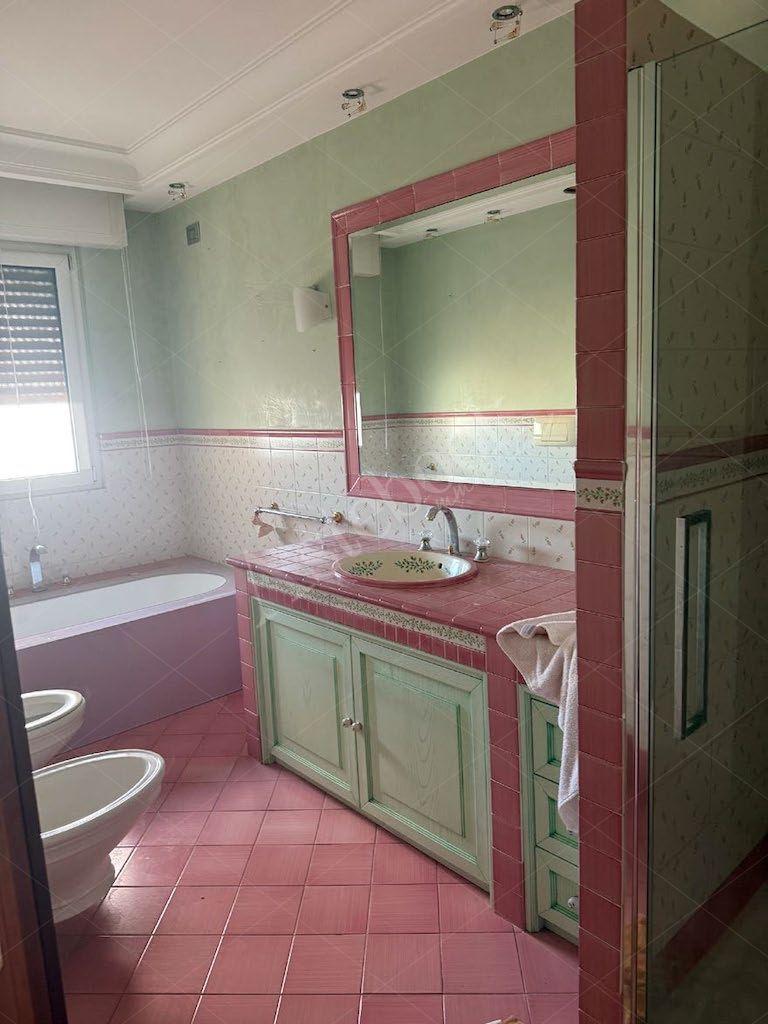 Prestigioso attico di 669 mq con centro benessere, terrazzo e ampia autorimessa in Foggia