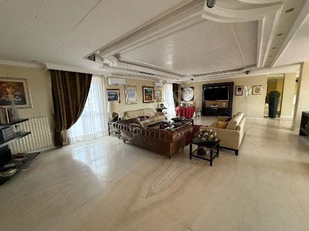 Prestigioso attico di 669 mq con centro benessere, terrazzo e ampia autorimessa in Foggia