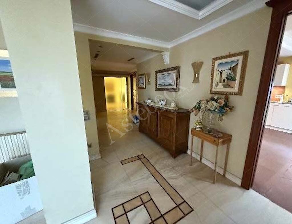 Prestigioso attico di 669 mq con centro benessere, terrazzo e ampia autorimessa in Foggia