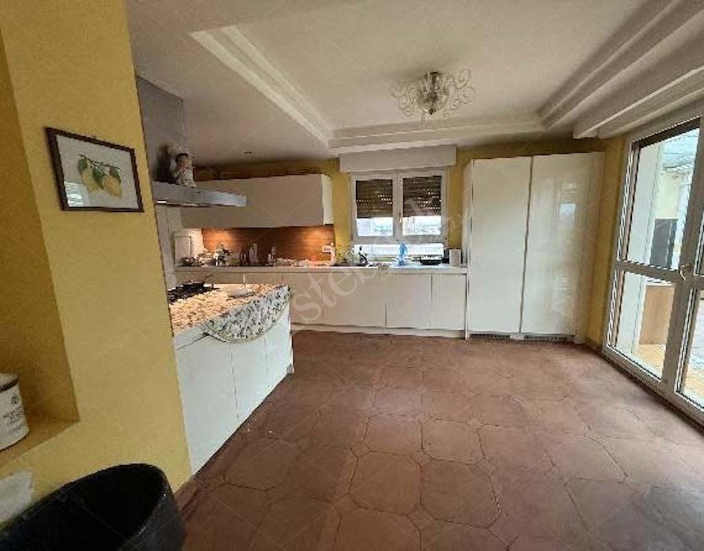 Prestigioso attico di 669 mq con centro benessere, terrazzo e ampia autorimessa in Foggia