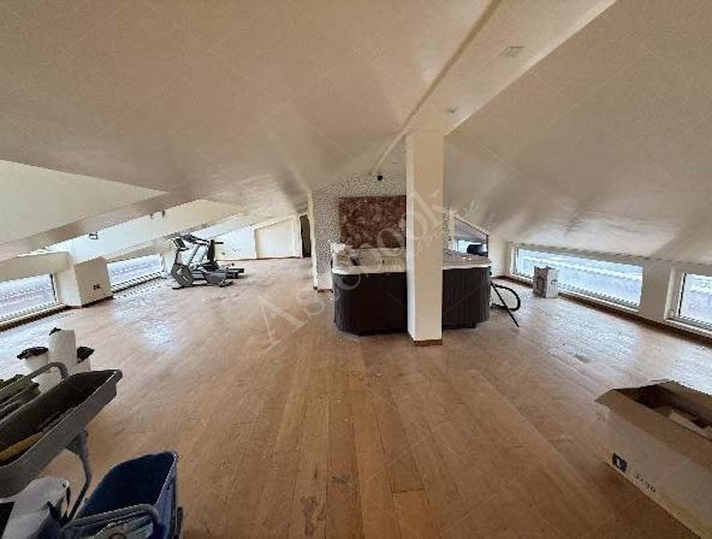 Prestigioso attico di 669 mq con centro benessere, terrazzo e ampia autorimessa in Foggia