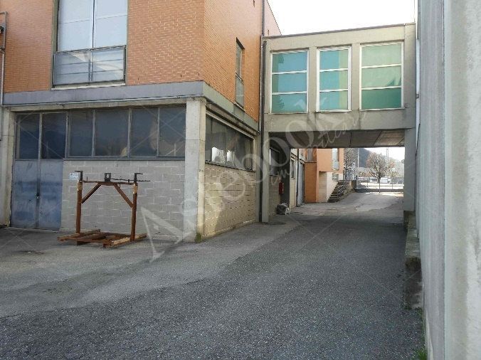 Capannone industriale ad uso produttivo con area esterna e porzione di parcheggio esterno in Valmadrera
