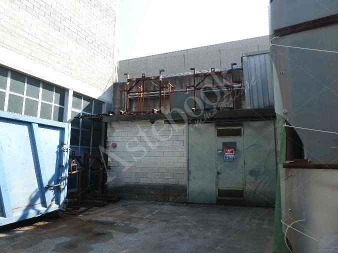 Capannone industriale ad uso produttivo con area esterna e porzione di parcheggio esterno in Valmadrera