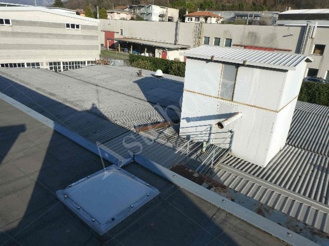 Capannone industriale ad uso produttivo con area esterna e porzione di parcheggio esterno in Valmadrera