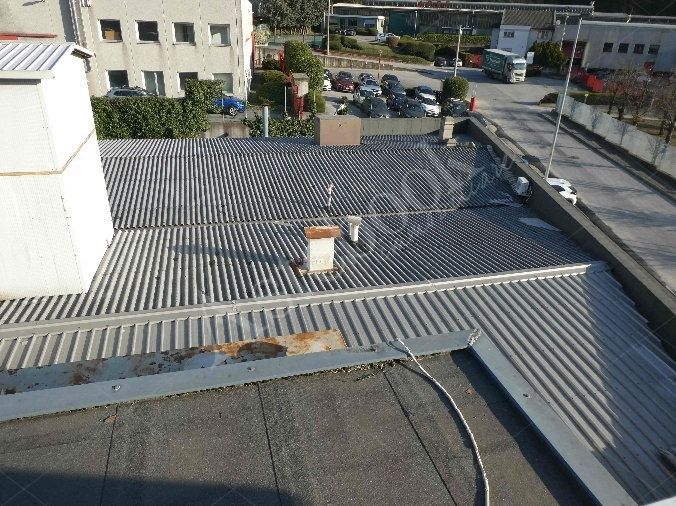 Capannone industriale ad uso produttivo con area esterna e porzione di parcheggio esterno in Valmadrera