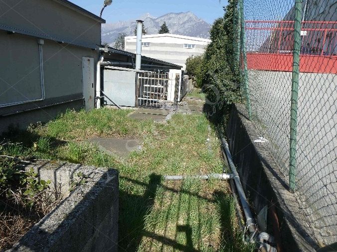 Capannone industriale ad uso produttivo con area esterna e porzione di parcheggio esterno in Valmadrera